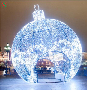 Memorabile decorazione LED notturna natalizia con motivo a sfera gigante per strada natalizia all'aperto