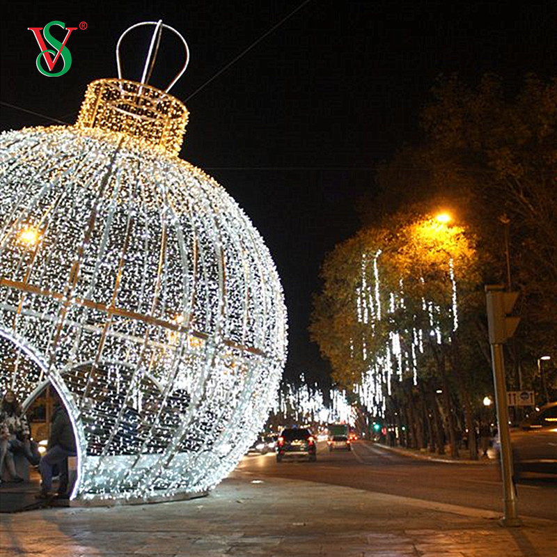 Memorabile decorazione LED notturna natalizia con motivo a sfera gigante per strada natalizia all'aperto