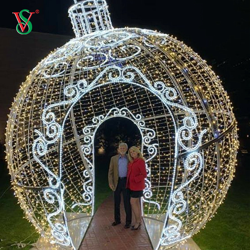 Memorabile decorazione LED notturna natalizia con motivo a sfera gigante per strada natalizia all'aperto
