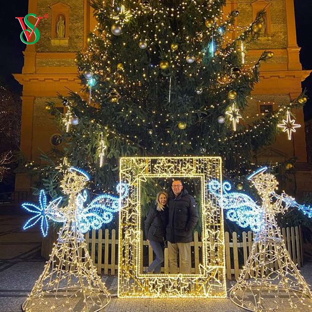 Trasforma il tuo spazio residenziale con le luci dell'albero di Natale Tinsel