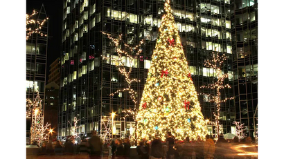 Luce dell'albero di Natale nell'area pubblica all'aperto