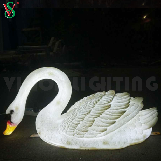 Cigno illuminato a LED con luce per scultura in resina d'oca in fibra di vetro per la decorazione esterna del parco zoologico