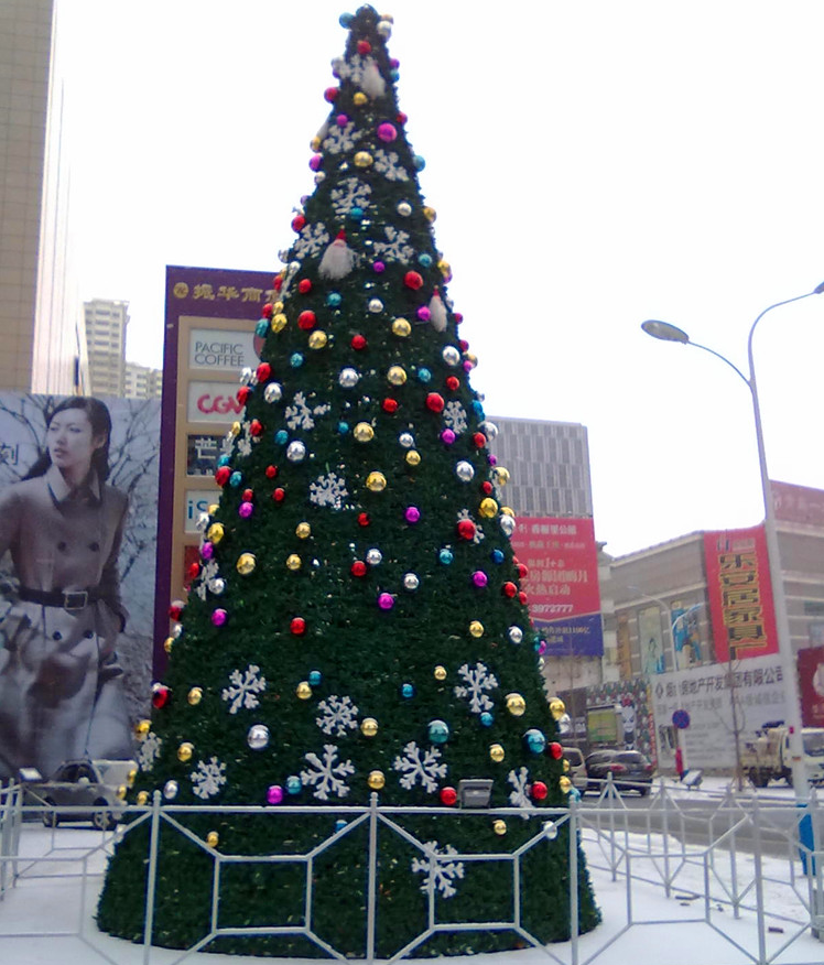 Erba per tappeti con ghirlanda di orpelli in rete PET / PVC di alta qualità per decorazioni a motivi natalizi