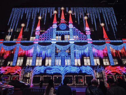 Illuminazione decorativa nella facciata dell'edificio