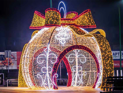 Palla ad arco gigante in strada